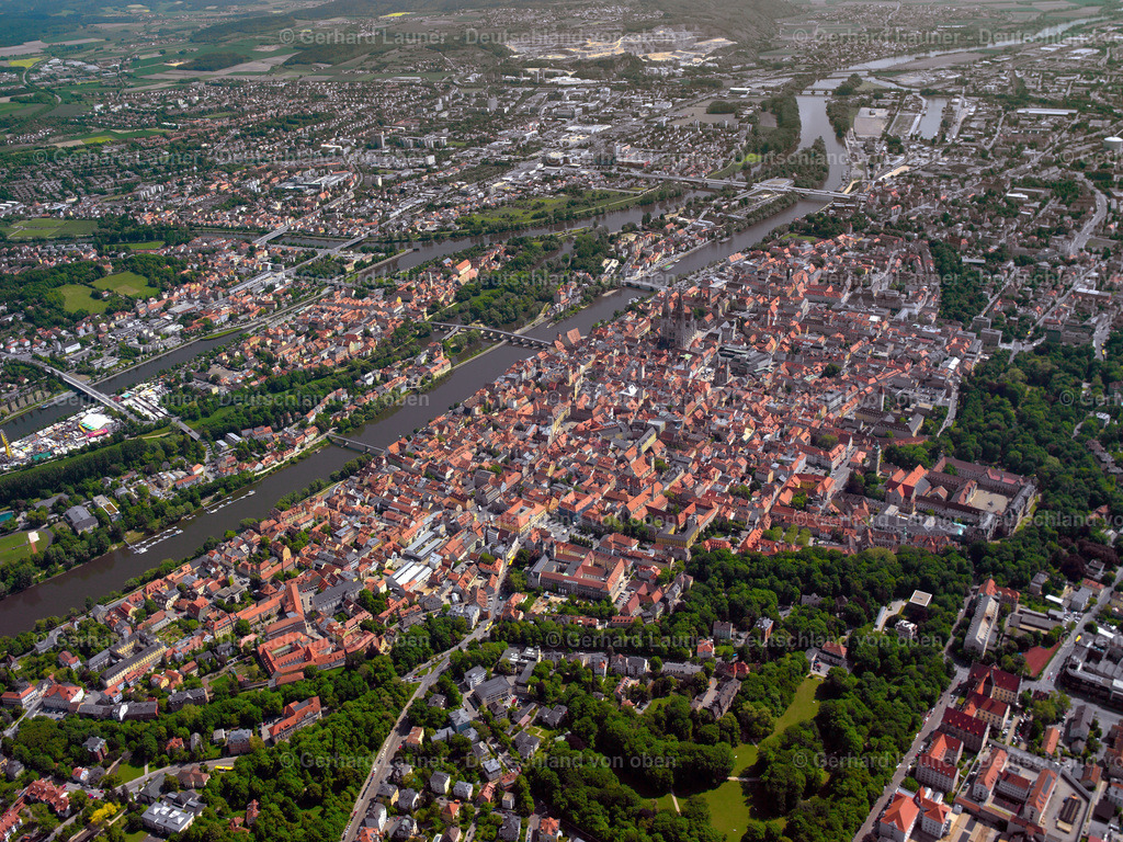 2409544 | REGENSBURG 02.09.2021 Altstadtbereich und Innenstadtzentrum " am Ufer des Flußverlaufes der Donau " in Regensburg im Bundesland Bayern, Deutschland. Weiterführende Informationen bei: Stadt Regensburg. // Old Town area and city center " on the banks of the Danube river " in Regensburg in the state Bavaria, Germany. Further information at: Stadt Regensburg. Foto: Gerhard Launer