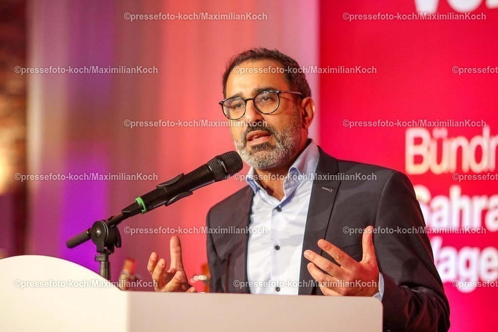 Wup06022501104 | 06.02.2025, Wahlkampfveranstaltung Bündnis Sahra Wagenknecht - Der Politiker Amid Rabieh (Stellvertretender Parteivorsitzender BSW)  bei seiner Rede in der Alten Papierfabrik in Wuppertal. 