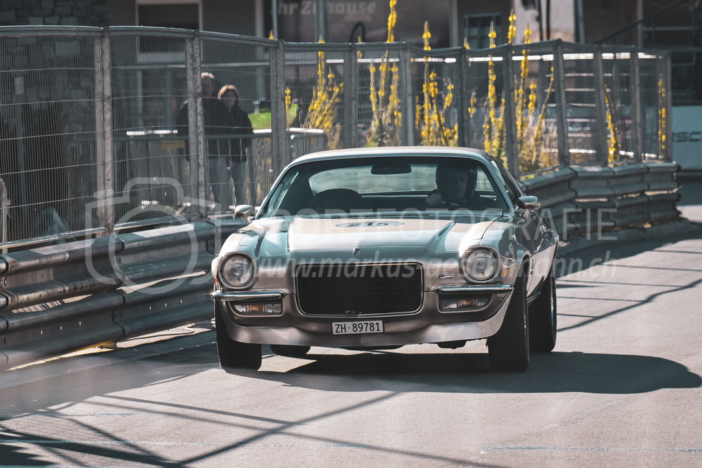 21. Arosa ClassicCar 2025 - 6. =September= 2025 | Alex Lüttin aus Arosa (SUI) in einem Chevrolet Camaro LT aus dem Jahre 1973 mit Startnummer 215 am Arosa ClassicCar 2025 in der Kategorie Classic Trophy..@arosaclassiccar, @arosa.official, #arosaclassiccar, #arosa, #76curves, #classiccarBild: Sportfotografie Markus Aeschimann | www.markus-aeschimann.ch - Realisiert mit Pictrs.com