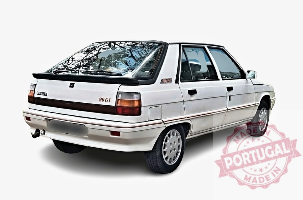 White Renault 90 GT parked with trees reflecting on the rear window | Rear view of a white Renault 90 GT parked with trees reflecting on the rear window, isolated on white background - Realisiert mit Pictrs.com
