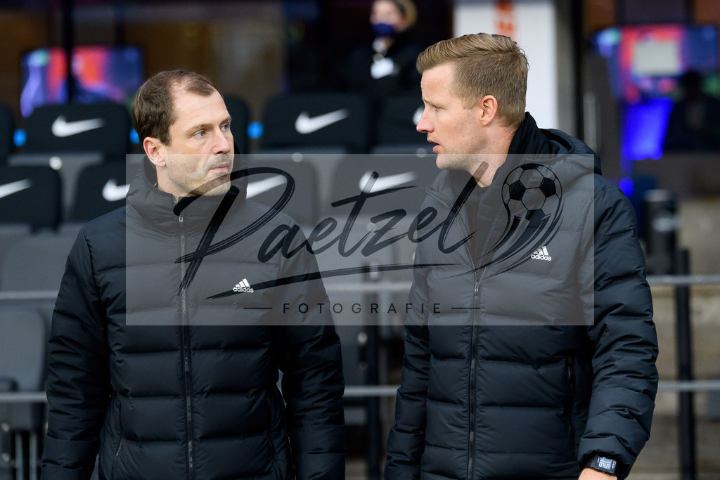 BSCFCB20220123_144 | Fussball, Herren: Vierter Offizieller Arne Aarnik spricht mit Schiedsrichterassistent Rene Rohde bei dem Spiel der 1. Bundesliga zwischen Hertha BSC und FC Bayern Muenchen im Olypiastadion am 23.01.2022 in Berlin, Deutschland.DFB / DFL REGULATIONS PROHIBIT ANY USE OF PHOTOGRAPHS AS IMAGE SEQUENCES AND/OR QUASI-VIDEO. - Realisiert mit Pictrs.com