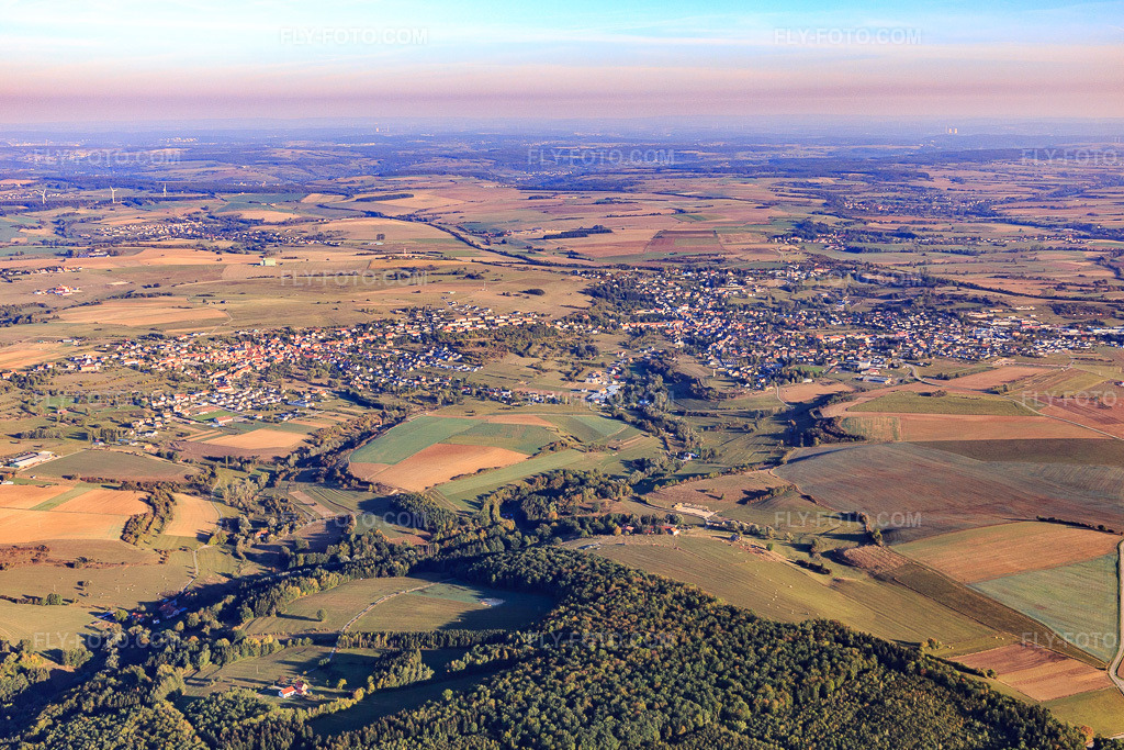 Aerial view: View of the town from the south in Rohrbach-lès-Bitche in the state Moselle, France. – Photo: IMG_111706.jpg taken on 09/16/2018 by Werner Riehm/FLY-FOTO.com – Resolution of the original: 5346 x 3564 px