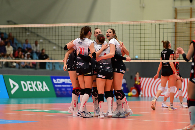 Volleyball I Frauen I Saison 2025-2026 I Bundesliga I 5. Spieltag I ETV Hamburger Volksbank Volleys - Dresdner SC I 10220 | Jubel, Begeisterung, Enthusiasmus, Euphorie, Freude, Glücksgefühl, Heiterkeit bei: Dresdner SC Frauen - Realisiert mit Pictrs.com
