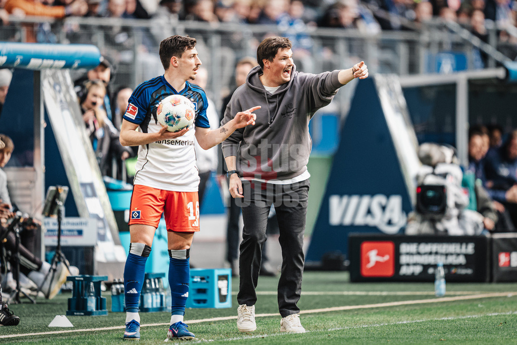 Fußball | Männer | Saison 2025/2026 | 1. Fußball-Bundesliga | 28. Spieltag | Hamburger SV vs. FC Augsburg | 04.04.2026 | v.l. Giorgi Gocholeishvili (#16, HSV) und Trainer Merlin Polzin (HSV)