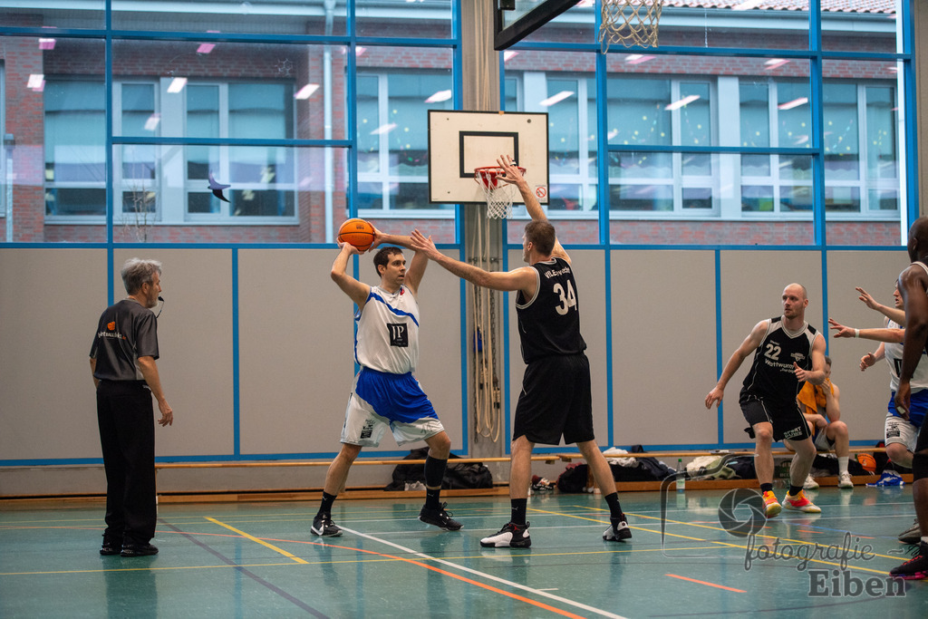 VFL Rastede 2-VfL Edewecht Wattworms | VFL Rastede II (weiß)-VfL Edewecht Wattworms (schwarz) am 18.02.2024; in Kleibrok (Sporthalle Zur-Windmühlen-Straße), Photo: Philip Eiben 2024 - Realisiert mit Pictrs.com