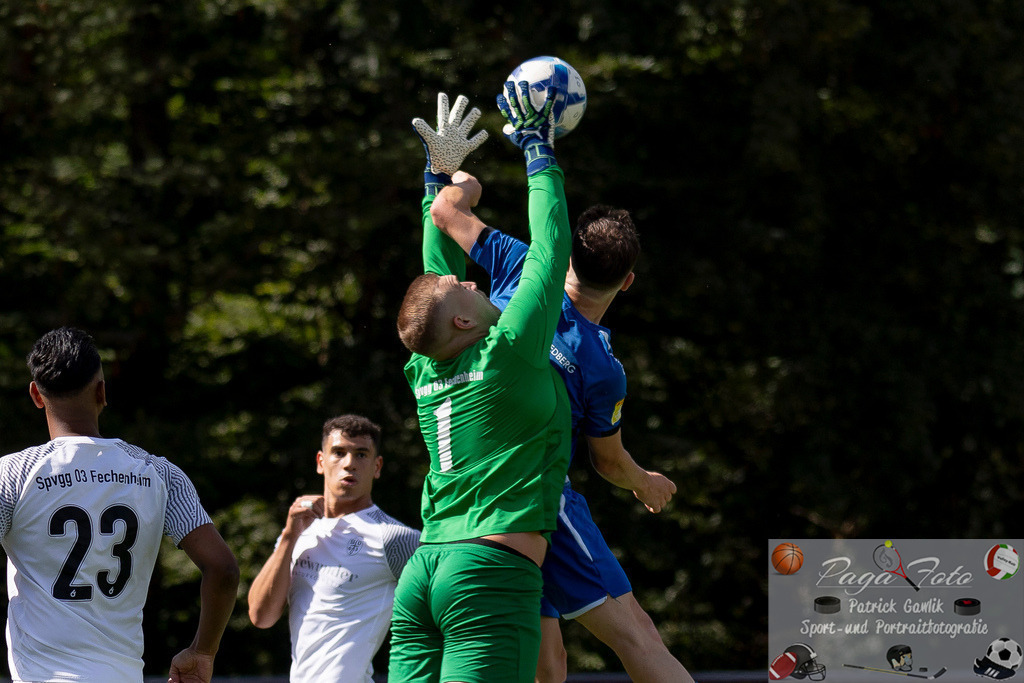 Testspiel: Spvgg. 03 Fechenheim - Türk Gücü Friedberg, 13.07.2024 | Armin Buchholz (Spvgg. 03 Fechenheim #32) & Niklas Kraus (Türk Gücü Friedberg #13) wollen den Ball, Spvgg. 03 Fechenheim - Türk Gücü Friedberg, Frankfurt am Main, Sportanlage Birsteiner Straße, 13.7.2024 - Realisiert mit Pictrs.com