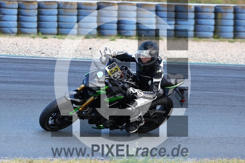 0833-20240909_04840 | Schöne Erinnerungen an spannende Momente - das festzuhalten ist unser Job. PIXELrace.de ist seit 2003 auf den Rennstrecken Europas unterwegs um die Action draußen beim Fahren und die wunderbare Stimmung imm Fahrerlager für euch einzufangen.