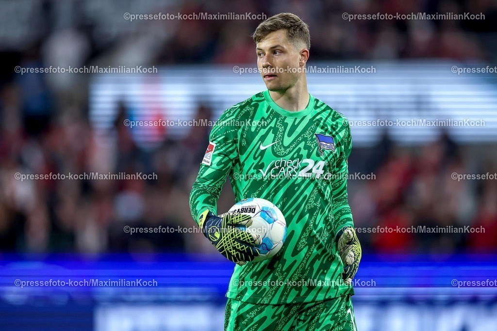 1FC05042502149 | 05.04.2025, Fußball, 1. FC Köln - Hertha BSC, 2.. Fußball Bundesliga, 28. Spieltag, RheinEnergie-STADION, Saison 2024 2025: Torwart Tjark Ernst (Hertha BSC #01) DFB regulations prohibit any use of photographs as image sequences and or quasi-video.