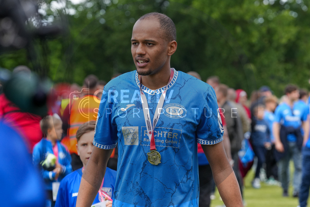 Fußball, Herren, Saison 2024/2025, Finaltag der Amateure 2025, Landespokal Brandenburg, Finale, VfB 1921 Krieschow vs. RSV Eintracht 1949, Samstag 24.05.2025, Volksparkstadion Neuruppin, | Fußball, Herren, Saison 2024/2025, Finaltag der Amateure 2025, Landespokal Brandenburg, Finale, VfB 1921 Krieschow vs. RSV Eintracht 1949, Samstag 24.05.2025, Volksparkstadion Neuruppin, Im Bild: Louis Samson (RSV) nach dem Landespokalsieg - Realisiert mit Pictrs.com