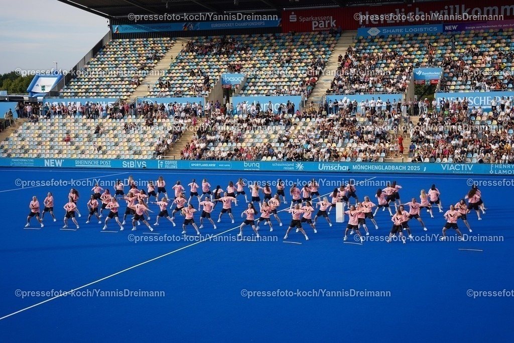 xydrx08082500002 | 08.08.2025, xydrx, Herren EuroHockey Championship 2025, Gruppenphase, Gruppe B, Deutschland - Frankreich, Sparkassenpark Mönchengladbach: Übersichtsbild der Choreografie zur Eröffnungsfeier,