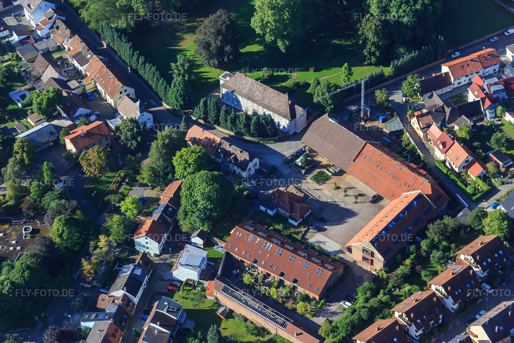 Luftbild: Spitalhof im Städt. Kindergarten im Ortsteil Hohenwettersbach in Karlsruhe im Bundesland Baden-Württemberg in Deutschland. Foto: IMG_092886.jpg vom 13.08.2016 durch Werner Riehm/FLY-FOTO.deWWW.KARLSRUHE.DE