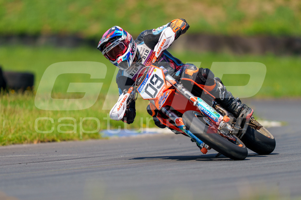 G-Cup + Supermoto Staatsmeisterschaft + Hungarian Supermoto Championship | GRIPcapture steht für authentische Sportfotografie in Österreich – für Momente, die mehr sind als Geschwindigkeit oder Ergebnis. Es geht um Emotion, Spannung, Fokus und den Augenblick, der oft nur einen Wimpernschlag dauert.Ob Motorsport, Teamsport oder 