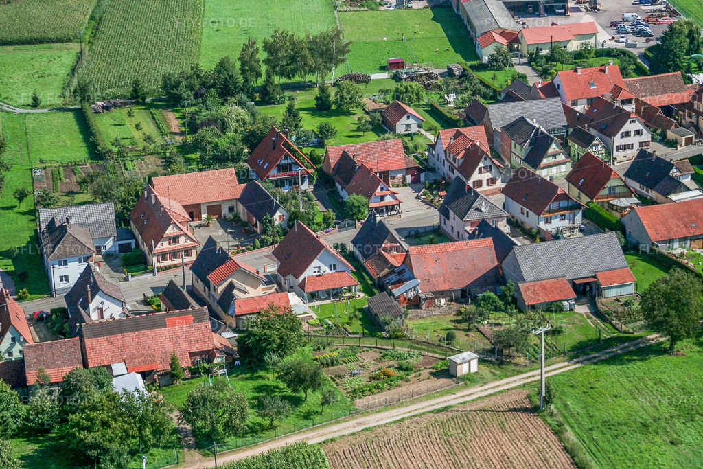 Luftbild: Rue Principale in Schleithal im Bundesland Bas-Rhin in Frankreich. – Foto: IMG_3547.jpg vom 31.08.2006 durch Werner Riehm/FLY-FOTO.de – Auflösung des Originals: 3456 x 2304 px