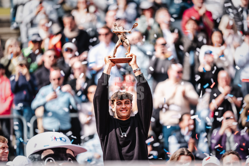 Tennis | Männer | bitpanda Hamburg Open | ATP 500 | Andrei Andrejewitsch Rubljow (RUS) vs. Flavio Cobolli (ITA) | 24.05.2025 | Flavio Cobolli gewinnt das Turnier und hebt im Konfettiregen die Trophäe in die Luft Jubel Emotionen