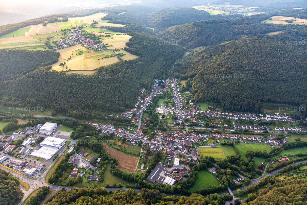 Luftbild: Ortsansicht von Westen im Ortsteil Zell in Bad König im Bundesland Hessen in Deutschland.Foto: IMG_142679.jpg vom 19.07.2024 durch Werner Riehm/FLY-FOTO.deAuflösung des Originals: 5472 x 3648 px