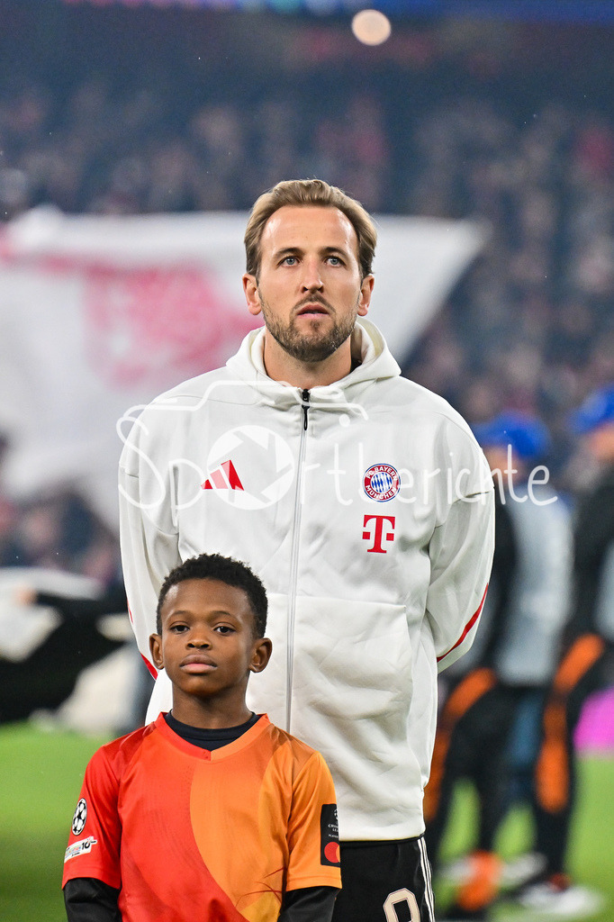 Arsenal FC - FC Bayern München | LONDON, ENGLAND - 26. NOVEMBER: im Bild Harry KANE (FC Bayern Munich 9) bei der Hymne vor dem Ligaspiel zwischen Arsenal London und dem FC Bayern München am 5. Spieltag der UEFA Champions League im Emirates Stadium am 26.11.2025