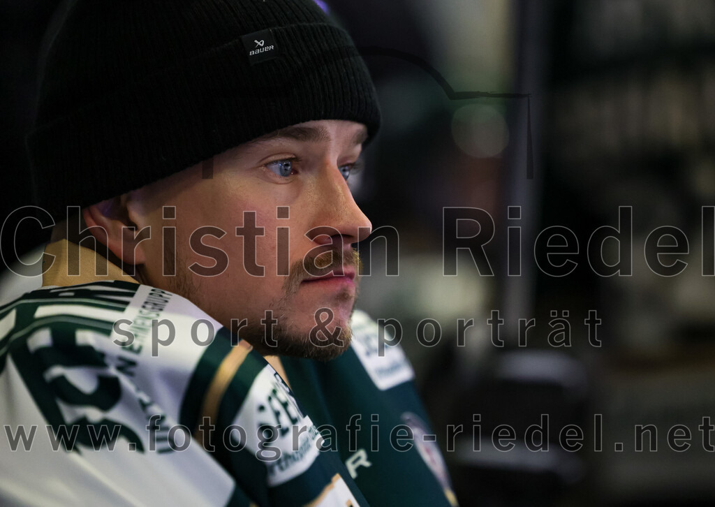 2025-11-25_075_TSV_Erding_gegen_EHF_Passau_Black_Hawks | Erding, Deutschland, 25.11.2025:Eishockey, Oberliga Süd 2025 / 2026, 20. Spieltag, TSV Erding gegen EHF Passau Black Hawks, Endergebnis: 2:3 n.V.Torwart David Zabolotny (Erding Gladiators, #72)Foto: Christian Riedel / fotografie-riedel.net