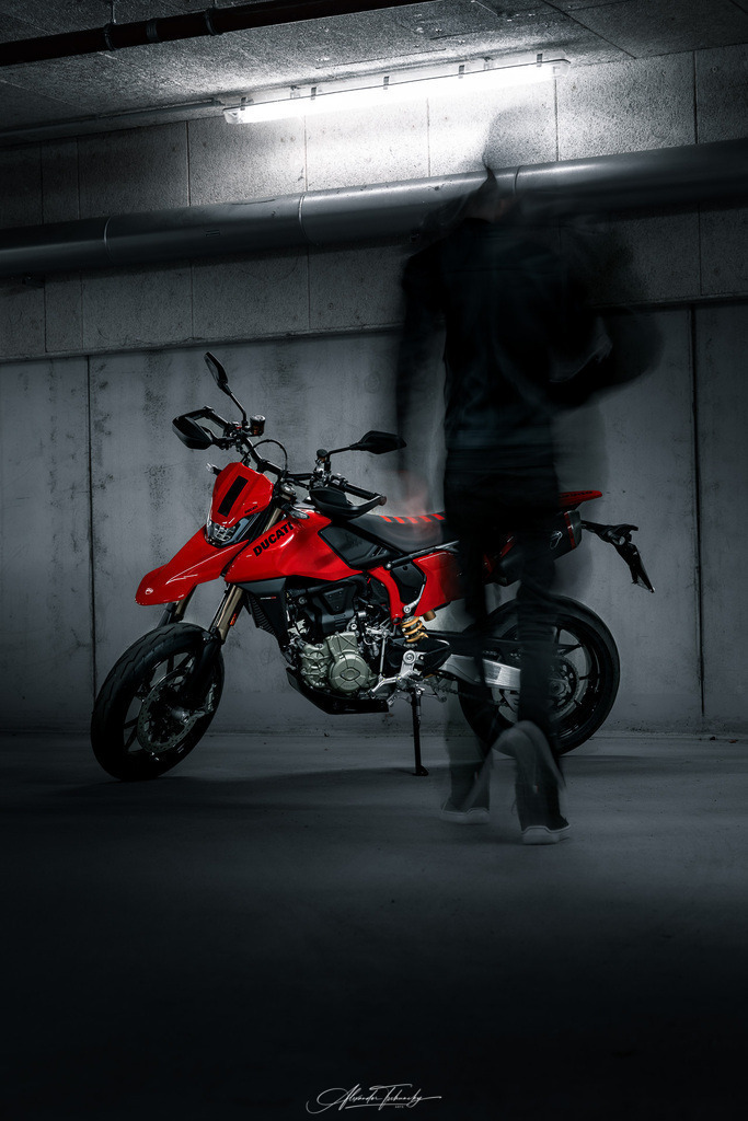 Hypermotard 698 Mono | Entdecken Sie die faszinierende Welt von Alexander Tschuncky Arts: Kreative Fotografie, atemberaubende Automobilkunst und hochwertiger Bilderdruck. Lassen Sie sich inspirieren! - Realisiert mit Pictrs.com