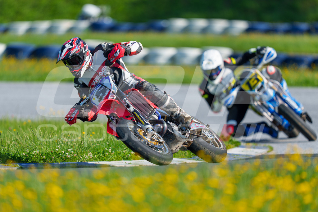 SuperMoto_Staatsmeisterschaft_Greinbach_140 | GRIPcapture steht für authentische Sportfotografie in Österreich – für Momente, die mehr sind als Geschwindigkeit oder Ergebnis. Es geht um Emotion, Spannung, Fokus und den Augenblick, der oft nur einen Wimpernschlag dauert.Ob Motorsport, Teamsport oder 