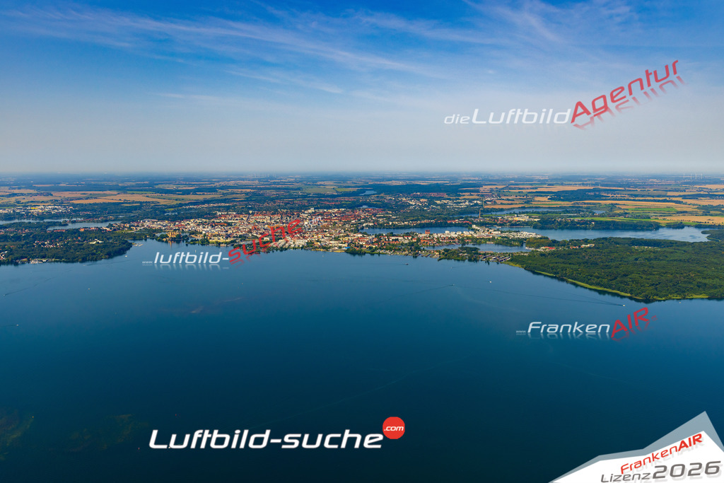 Neue Luftbildaufnahme der Stadt Schwerin - Das Luftbild wurde 2025 vom UL-Flugzeug heraus erstellt ( keine Drohnenaufnahme ) - Hochauflösende Luftaufnahme - für Wandbilder und großformatige Ausdrucke geeignet. Das besondere Geschenk!Hier alle&nbsp;Infos zur Lizenzierung der LuftaufnahmeWir fliegen auch dieses Jahr wieder in Ihre Region um Luftbilder zu erstellen.- Luftbild anfragen