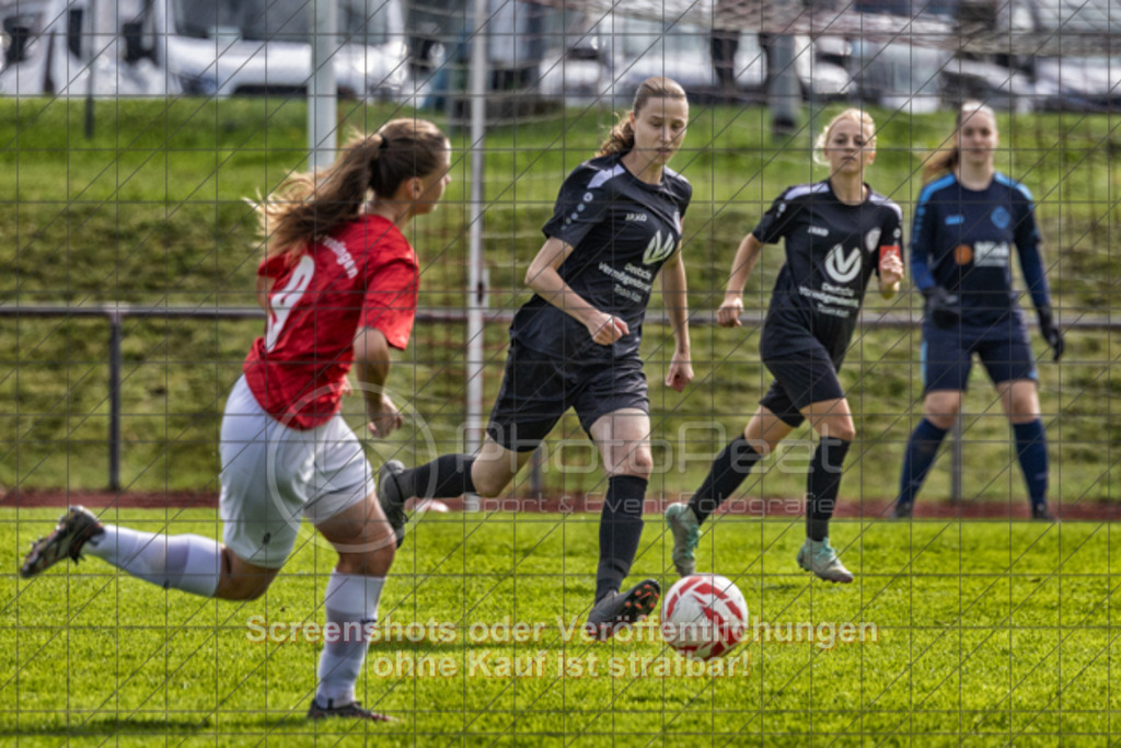 20250928_132345_0203-Bearbeitet | #,1.FC Donzdorf (schwarz) vs. TV Derendingen (rot), Fussball, Frauen-Verbandsliga Württemberg, 03. Spieltag, Saison 2025/2026, Rasenplatz Lautertal Stadion, Süßener Straße 16, 73072 Donzdorf, 28.09.2025 - 13:00 Uhr,Foto: PhotoPeet-Sportfotografie/Peter Harich