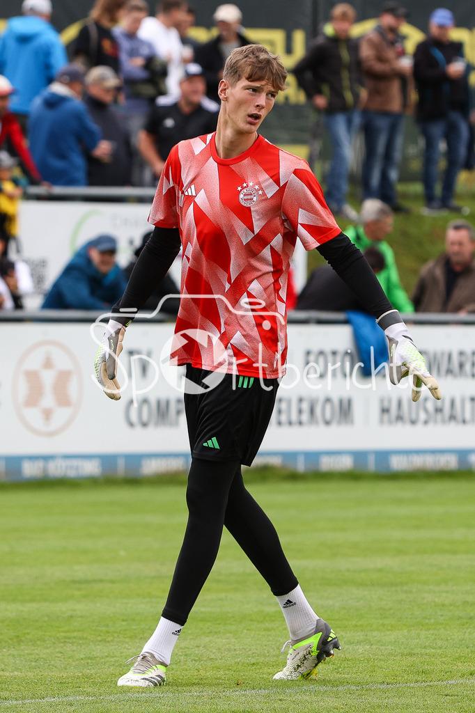DJK Vilzing - FC Bayern Amateure | FCB Keeper Tom Ritzy HUELSMANN (FCB #1) beim warmmachen / Einzelfoto / Freisteller