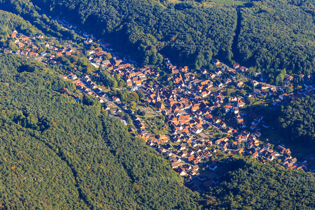 Luftbild: Dorfübersicht versteckt im Pfälzerwald aus Nordwesten in Dörrenbach im Bundesland Rheinland-Pfalz in Deutschland. Foto: IMG_095278.jpg vom 16.10.2016 durch Werner Riehm/FLY-FOTO.de