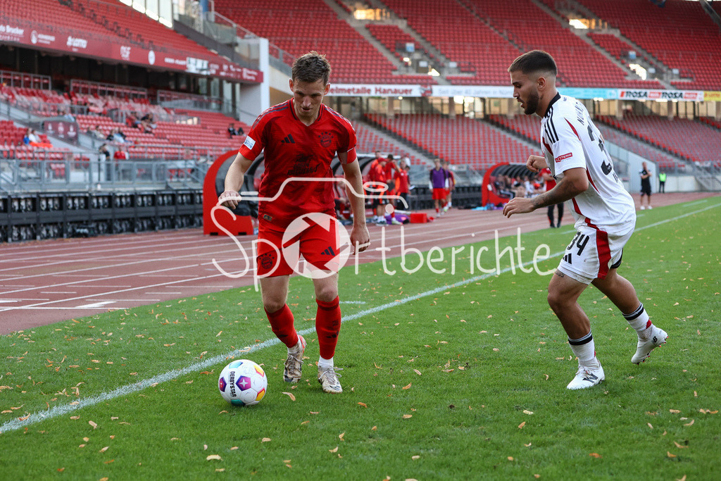 1. FC Nürnberg II - FC Bayern Amateure | im Duell Timo Kern (FCB #10) und Sofiane IKENE (FCN #34) / Zweikampf