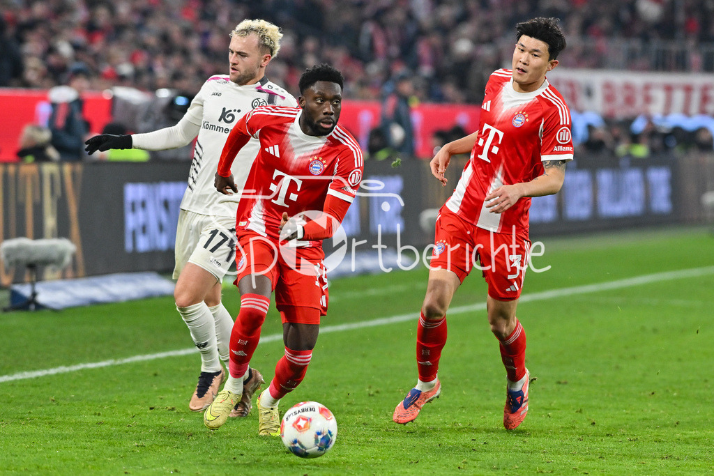FC Bayern München - 1. FSV Mainz 05 | MUNICH, GERMANY - 14. DECEMBER: im Duell Alphonso DAVIES (FC Bayern Munich 19), Benedict HOLLERBACH (1. FSV Mainz 05 17) und Minjae KIM (FC Bayern Munich 3) während dem Bundesligamatch zwischen dem FC Bayern München und dem 1. FSV Mainz 05 am 14. Spieltag in der Allianz Arena / DFL REGULATIONS PROHIBIT ANY USE OF PHOTOGRAPHS AS IMAGE SEQUENCES AND/OR QUASI-VIDEO