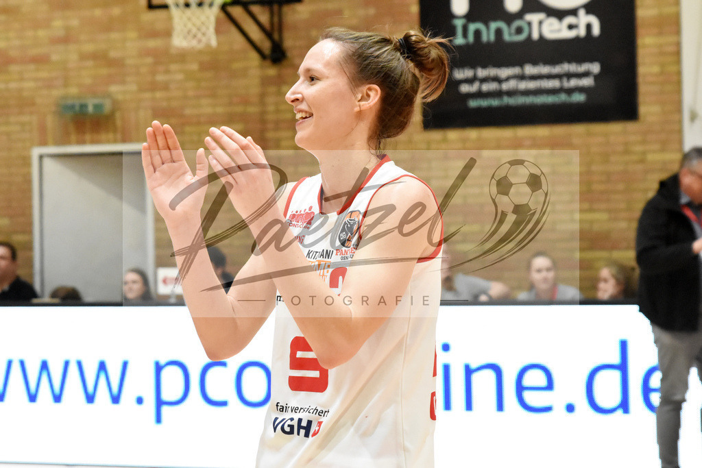 20200126_PANHAL_0060 | Basketball, Frauen: Kata Takacs (GiroLive-Panthers Osnabrück) gestikuliert beim Spiel der Toyota DBBL zwischen GiroLive-Panthers Osnabrück vs. GISA LIONS SV Halle am 26.01.2020 im Panthers Dome in Osnabrück, Deutschland.(Foto von Nico Paetzel) - Realisiert mit Pictrs.com