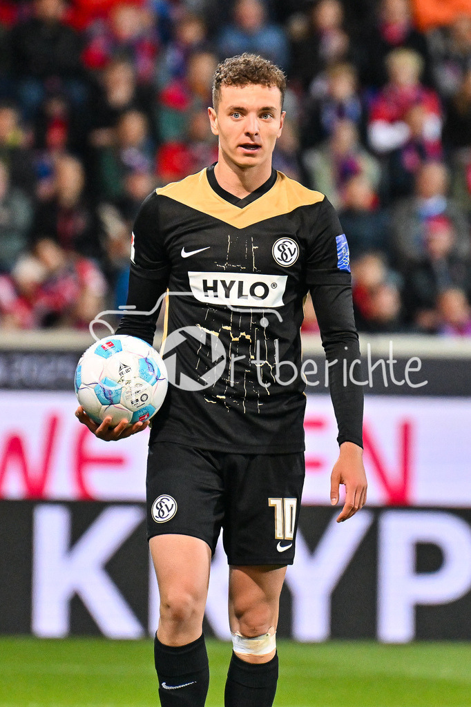1. FC Heidenheim - SV Elversberg 07 | mit BAll in der Hand - Fisnik ASLLANI (SV Elversberg 10) / Einzelfoto / Freisteller / Relegation Bundesliga: 1. FC Heidenheim - SV Elversberg 07, Voith-Arena am 22.05.2025 / DFL REGULATIONS PROHIBIT ANY USE OF PHOTOGRAPHS AS IMAGE SEQUENCES AND/OR QUASI-VIDEO