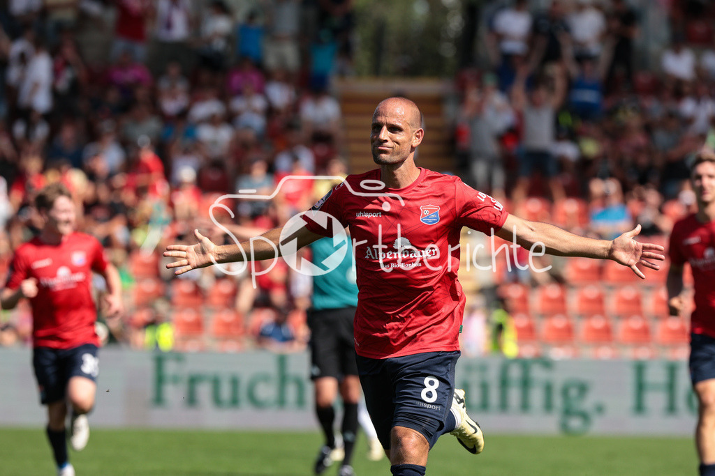 SpVgg Unterhaching - FC Ingolstadt | Manuel STIEFLER (UHG #8) jubelt nach seinem Traumtor zum 2-1 fuer die Spvgg / Tor / Treffer / Jubel / Freude / Torschuetze