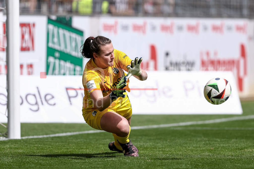 Fussball, Google Pixel Frauen-Bundesliga, SC Freiburg - SV Werder Bremen | Lena Nuding (Torhüterin, Torwart, SC Freiburg, 1) pariert den Ball, Parade, Glanzparade, hält den Ball, Action, Aktion, DIE DFB-RICHTLINIEN UNTERSAGEN JEGLICHE NUTZUNG VON FOTOS ALS SEQUENZBILDER UND/ODER VIDEOÄHNLICHE FOTOSTRECKEN. DFB REGULATIONS PROHIBIT ANY USE OF PHOTOGRAPHS AS IMAGE SEQUENCES AND/OR QUASI-VIDEO.