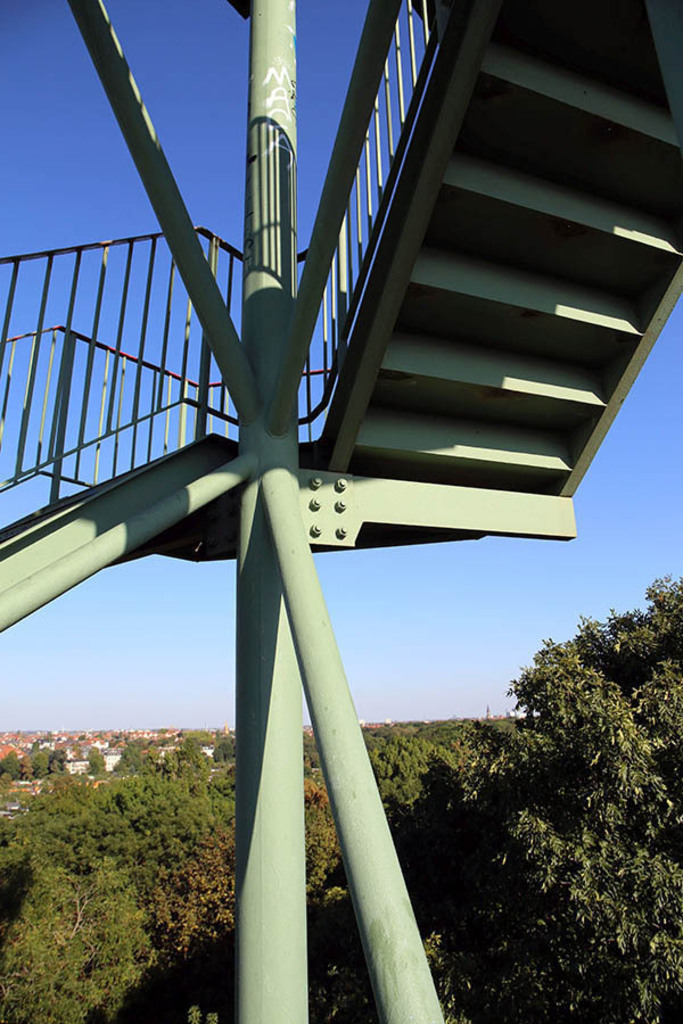 Bildlexikon Leipzig - Aussichtsturm im Rosental | Das Team hinter BILDLEXIKON LEIPZIG bündelt historische wie aktuelle Informationen über die Stadt Leipzig in Text und Bild auf einer Plattform und stellt diese der interessierten Öffentlichkeit zur Verfügung.