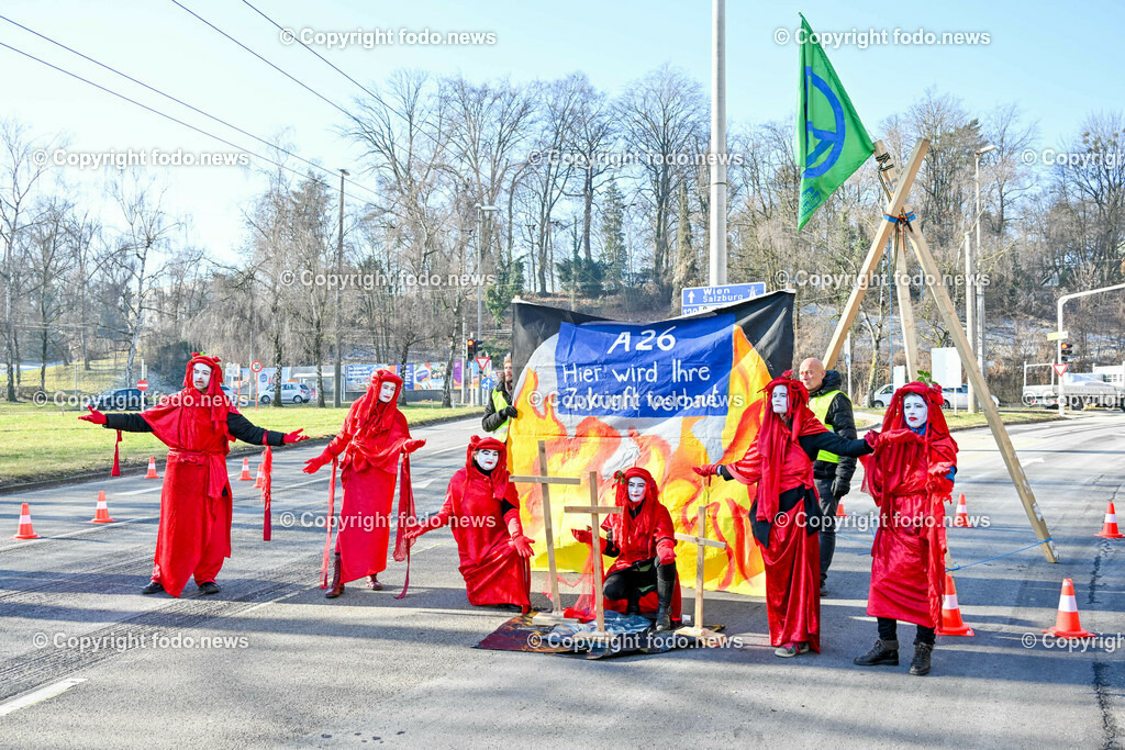 Demonstration gegen die Fertigstellung der A26 Westring_ 20.01.2024-28 | 20.01.2024, Linz, AUT, Demonstration, im Bild Teilnehmer der Demonstration gegen die Fertigstellung der A26 Westring, Autobahn, Verkehr, Verkehrswende, Klima, Klimawandel, Red Rebells, Trauermarsch, Aktivisten, Musik, Transparente, Tafeln, Schilder, Ansprache, Polizei, Polizeiauto, Absperrung, Wissensturm