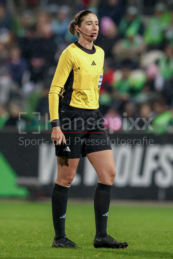 Fussball, DFB-Pokal Frauen, VfL Wolfsburg - SC Freiburg | FIFA Schiedsrichterin Franziska Wildfeuer, DIE DFB-RICHTLINIEN UNTERSAGEN JEGLICHE NUTZUNG VON FOTOS ALS SEQUENZBILDER UND/ODER VIDEOÄHNLICHE FOTOSTRECKEN. DFB REGULATIONS PROHIBIT ANY USE OF PHOTOGRAPHS AS IMAGE SEQUENCES AND/OR QUASI-VIDEO.