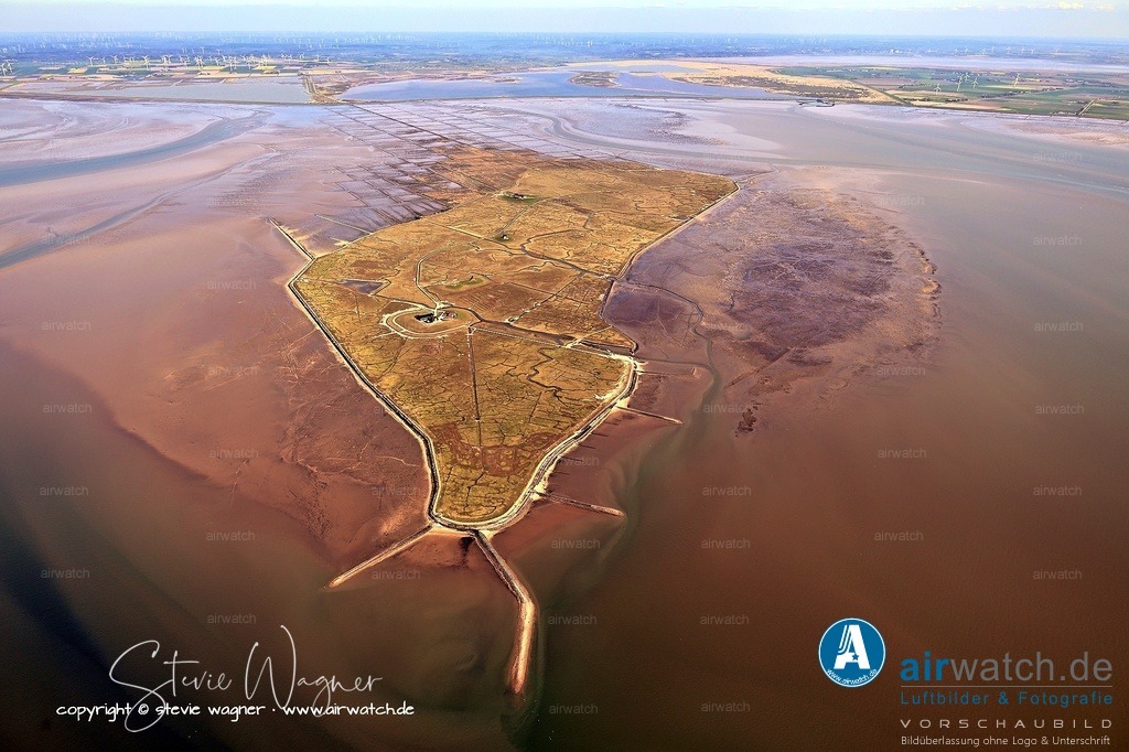 Auf der Hallig Nordstrandischmoor lebten im März 2023 insgesamt 23 Menschen - Luftbild | Hallig-Krog Nordstrandischmoor - Auf der Hallig Nordstrandischmoor lebten im März 2023 insgesamt 23 Menschen.  Die Hallig, die in der Region auch als Lüttmoor bekannt ist, umfasst eine Fläche von 1,9 km² und ist über einen Lorendamm mit dem Festland verbunden.