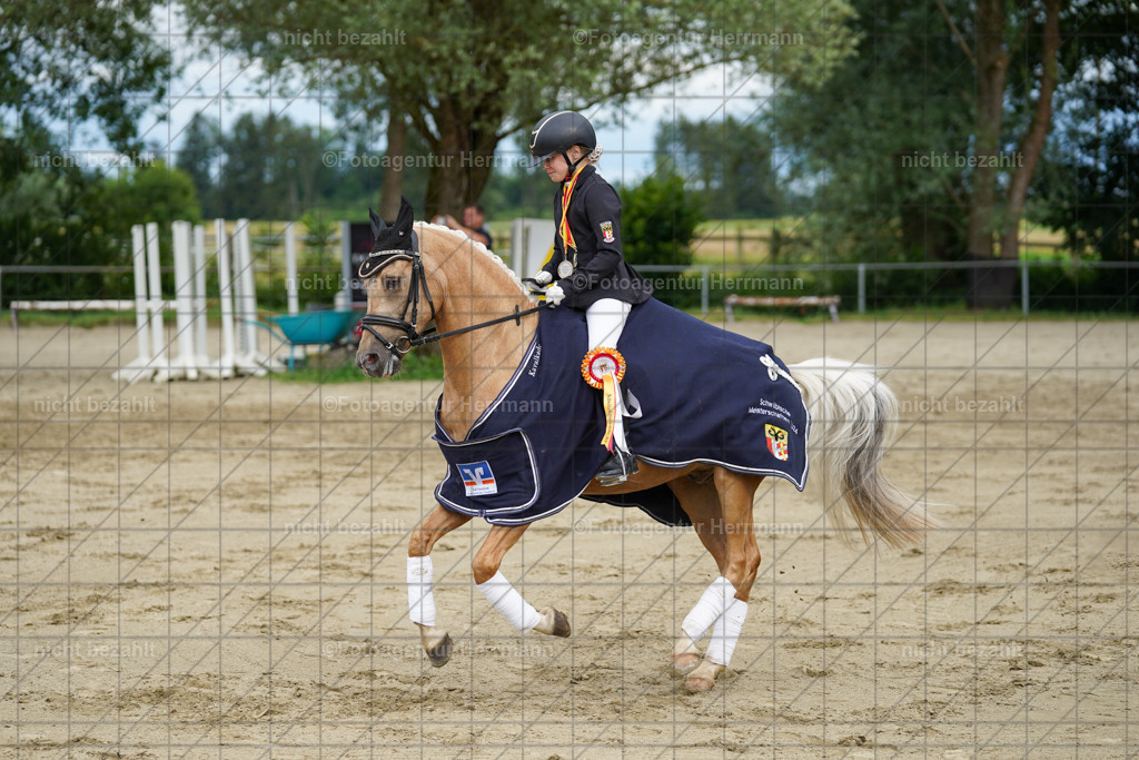 20240630-FAH02592 | Turnierbilder Schwabmünchen, Dressurbilder, Springreitturnier, Reitsportbilder, Turnierfotografen Bayern, Turnierfotograf