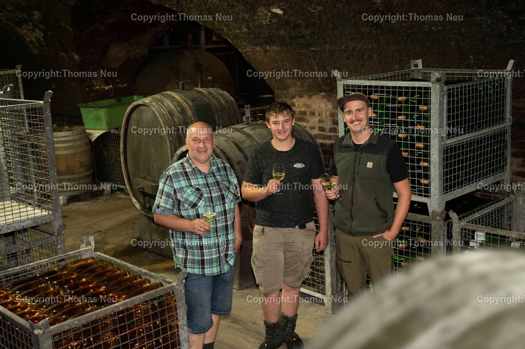 Weingut_Stadt_Bensheim_DSC_4377 | Weingut  der Stadt Bensheim, Michael Jäger, Lennhard Götzinger und Sebastian Jäger im Weinkeller, ,, Bild: Thomas Neu
