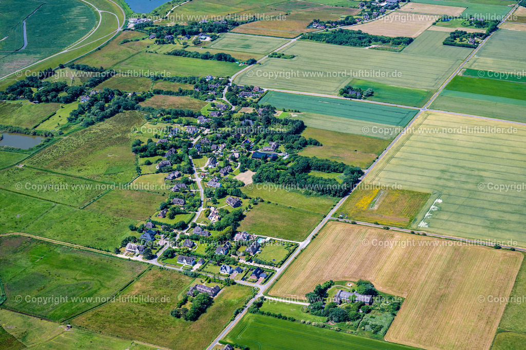 Sylt_Osterende_ELS_4091210625 | SYLT 21.06.2025 Ortskern und Orts- Zentrum an der Meeres- Küste der Nordsee auf der Insel Sylt in Morsum-Osterende im Bundesland Schleswig-Holstein, Deutschland. // Center on the seacoast of North Sea on Sylt Island in Morsum-Osterende in the state Schleswig-Holstein. Foto: Martin Elsen