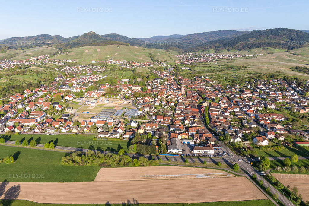 Luftbild: Ortsansicht im Ortsteil Steinbach in Baden-Baden im Bundesland Baden-Württemberg in Deutschland. Foto: IMG_099154.jpg vom 23.04.2017 durch Werner Riehm/FLY-FOTO.de