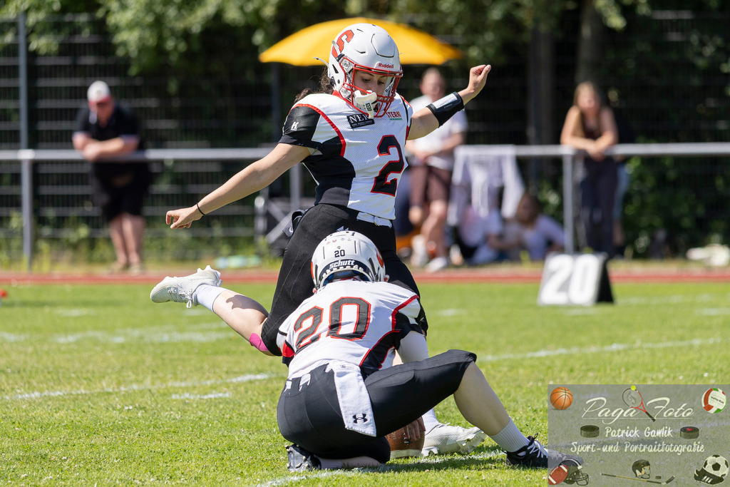 GFLW 1: German Football League Women 1: Rodgau Pioneers Ladies - Stuttgart Scorpions Sisters, 07.06.2026 | Lamis Nada Guerrouchi (Stuttgart Scorpions Sisters #2) kickt den Ball für einen PAT &amp; Dinah Laura Naegele (Stuttgart Scorpions Sisters #20) ist Holderin / hält den Ball, Rodgau Pioneers Ladies - Stuttgart Scorpions Sisters, Rodgau, Maingau-Energie-Stadion "Am Weichsee", 7.6.2026 - Realisiert mit Pictrs.com