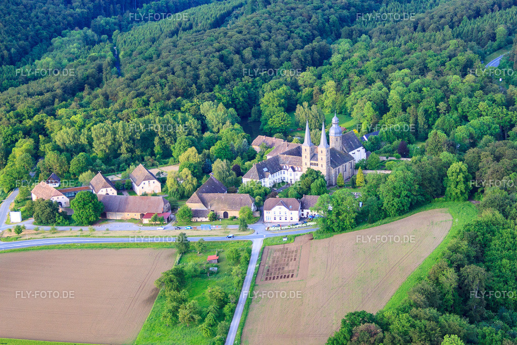 Gebäudekomplex des Klosters Abtei Marienmünster mit Abteikirche St. Jakobus der Ältere http://www.pastoralverbund-marienmuenster.de/ | Luftbild: Gebäudekomplex des Klosters Abtei Marienmünster mit Abteikirche St. Jakobus der Ältere http://www.pastoralverbund-marienmuenster.de/ im Ortsteil Münsterbrock in Marienmünster im Bundesland Nordrhein-Westfalen in Deutschland. Foto: IMG_65492.jpg vom 24.05.2014 durch Werner Riehm/FLY-FOTO.de - Realisiert mit Pictrs.com