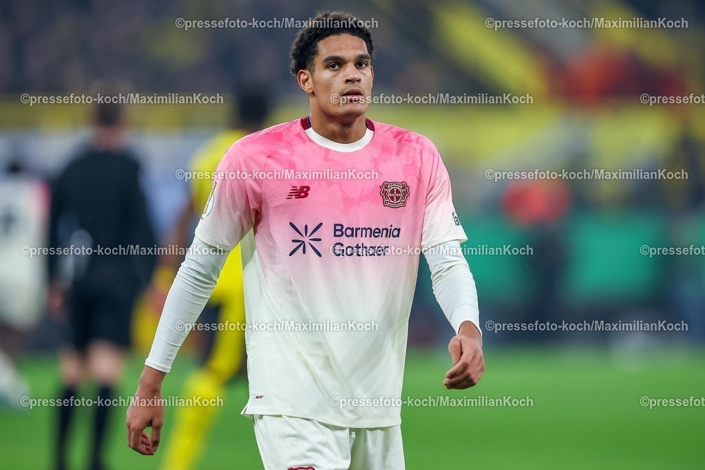 BVB02122501132 | 02.12.2025, Fußball, DFB-Pokal, Borussia Dortmund - Bayer 04 Leverkusen, Achtelfinale, Signal Iduna Park, Saison 2025 2026: Jarell Quansah (Bayer04 #04) DFB regulations prohibit any use of photographs as image sequences and or quasi-video.
