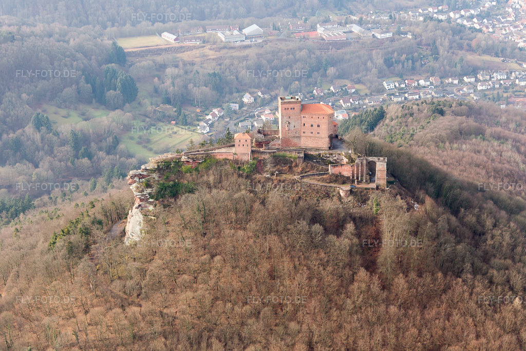 Luftbild: Burg Trifels in Annweiler am Trifels im Bundesland Rheinland-Pfalz in Deutschland. Foto: IMG_096494.jpg vom 02.02.2017 durch Werner Riehm/FLY-FOTO.de