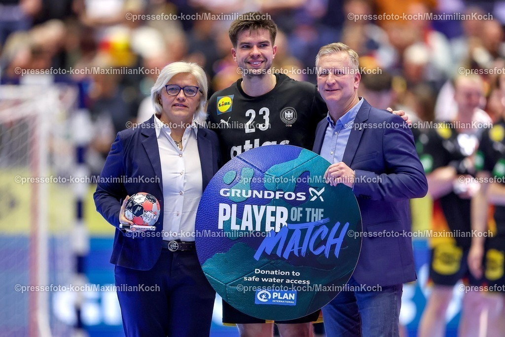 EHF19012602074 | 19.01.2026, Handball, Men's EHF EURO 2026, Deutschland - Spanien, Jyske Bank Boxen in Herning, Dänemark, Preliminary Round: Deutschland steht in der Hauptrunde nach dem Sieg gegen Spanien. Player of the Match Ehrung Auszeichnung POTM  Renars Uscins (Germany #23) 