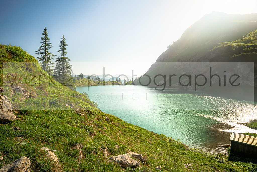 Am Seealpsee. | Vom Zeigersattel aus schien der Seealpsee klein und winzig. Nun spürt man in der frischen Luft die Ruhe des großen Sees Und die Sonne lugt über die Gipfel.