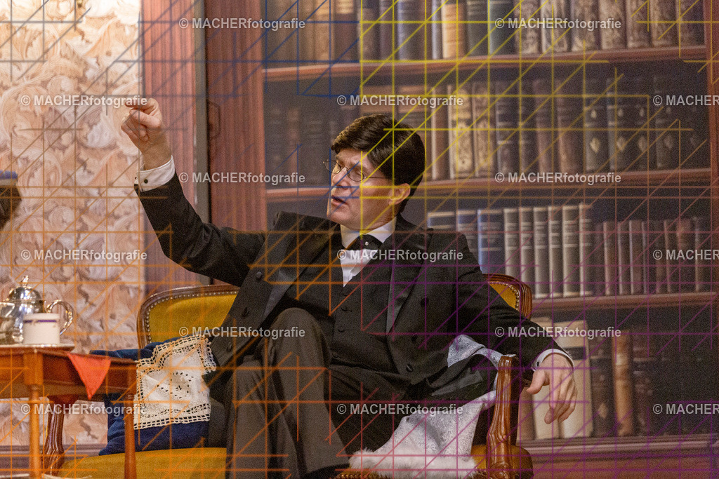 335_MFL-2025 | Portraitbilder von Regisseur; Darsteller; Techniker; Maske; Kostüme; Chor; Musiker; Bilderserie der Generalprobe und der Premierenvorstellung, Szenenbilder; Ausdrucksstudien; Bühnenüberblick; Bühnenkulissen; Pressefotos inkl. Redaktionsfoto Darstellergruppe.