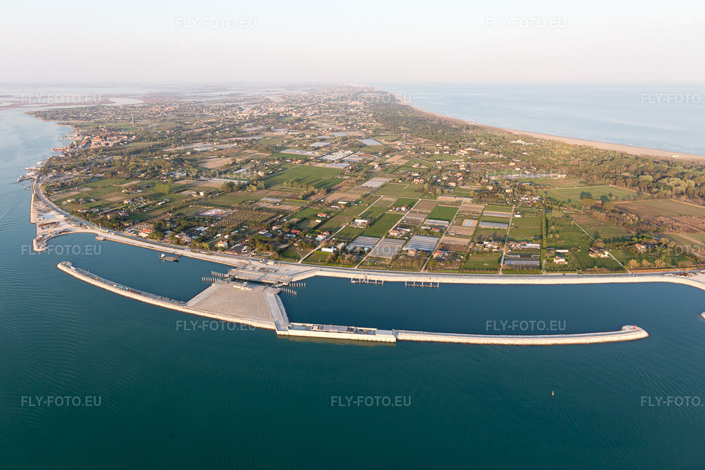 Vue aérienne: Vue de la ville à Punta Sabbioni dans le département Vénétie, Italie. Photo: IMG_098283.jpg prise le 03/04/2017 par Werner Riehm/FLY-FOTO.eu – Résolution de l'original: 5472 x 3648 px