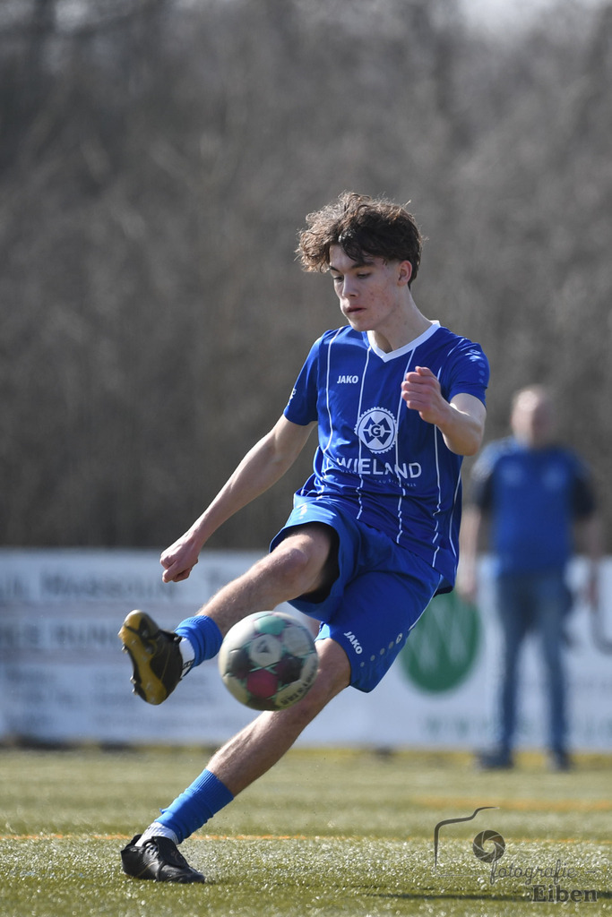 FC Rastede-JFV Leer | Bezirksliga B-Jugend; FC Rastede (blau)-JFV Leer (rot) am 08.03.2025; in Rastede (Sportanlage Köttersweg), Photo: Philip Eiben 2025 - Realisiert mit Pictrs.com